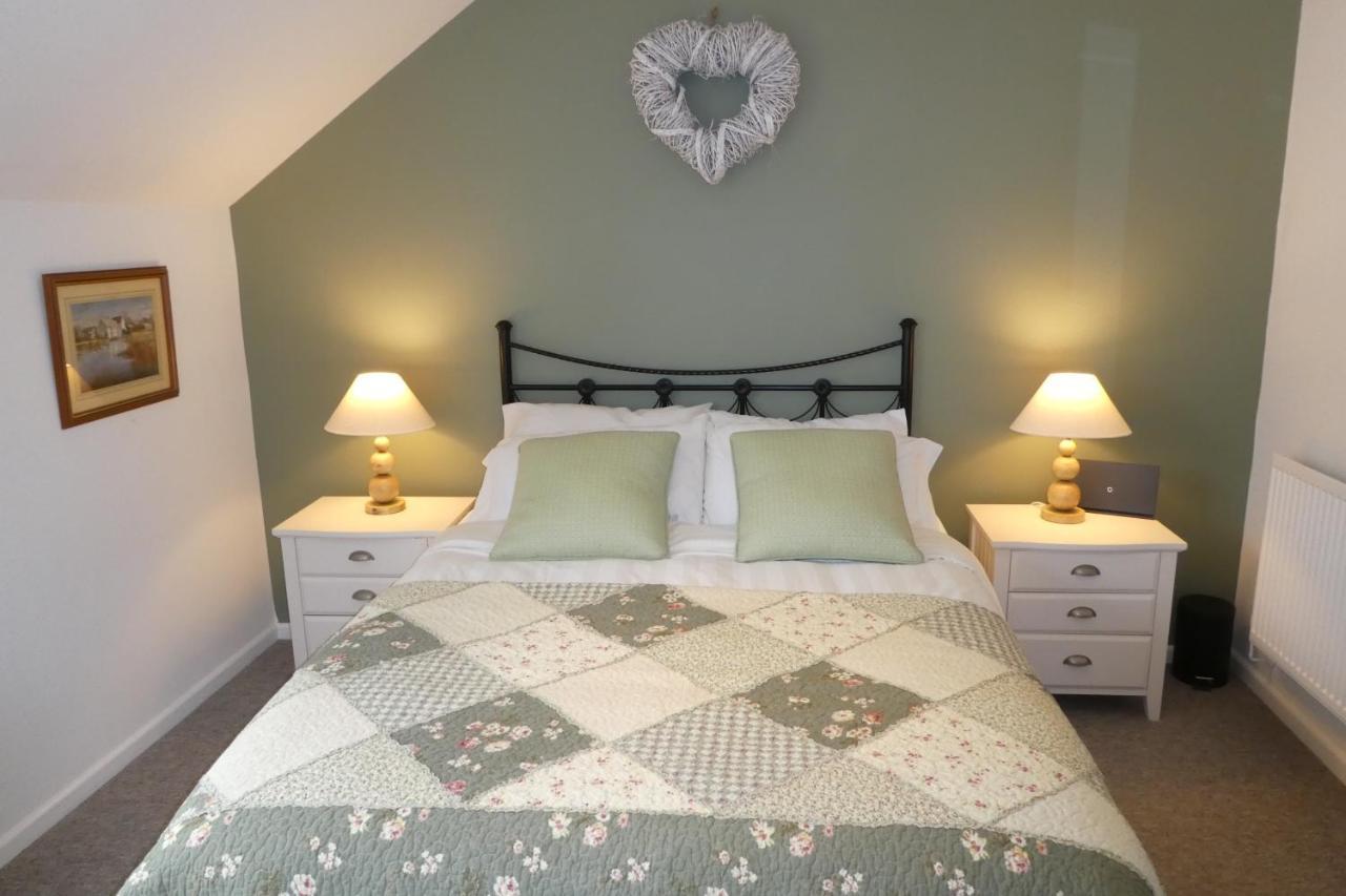 Liming Lodge - Lakeside Home In The Cotswolds South Cerney Eksteriør bilde