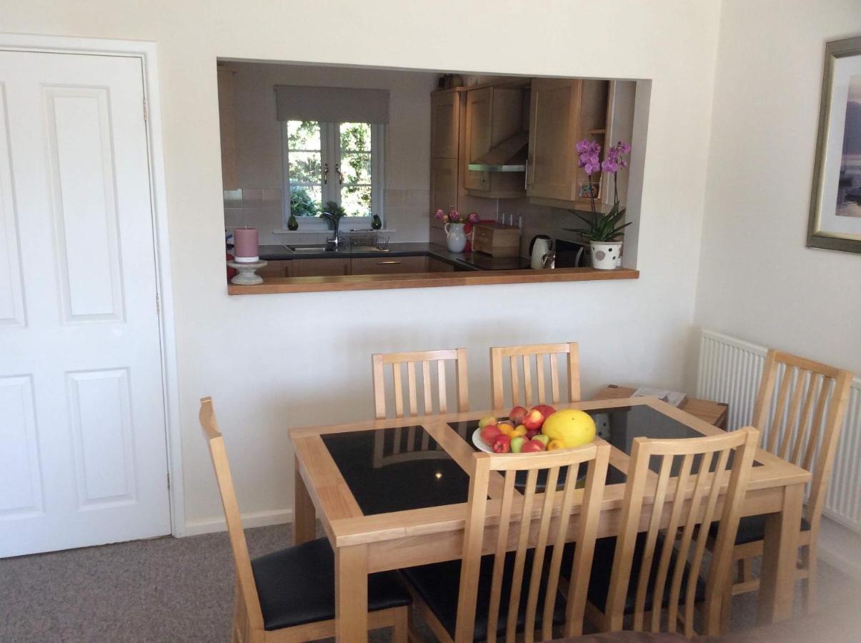Liming Lodge - Lakeside Home In The Cotswolds South Cerney Eksteriør bilde