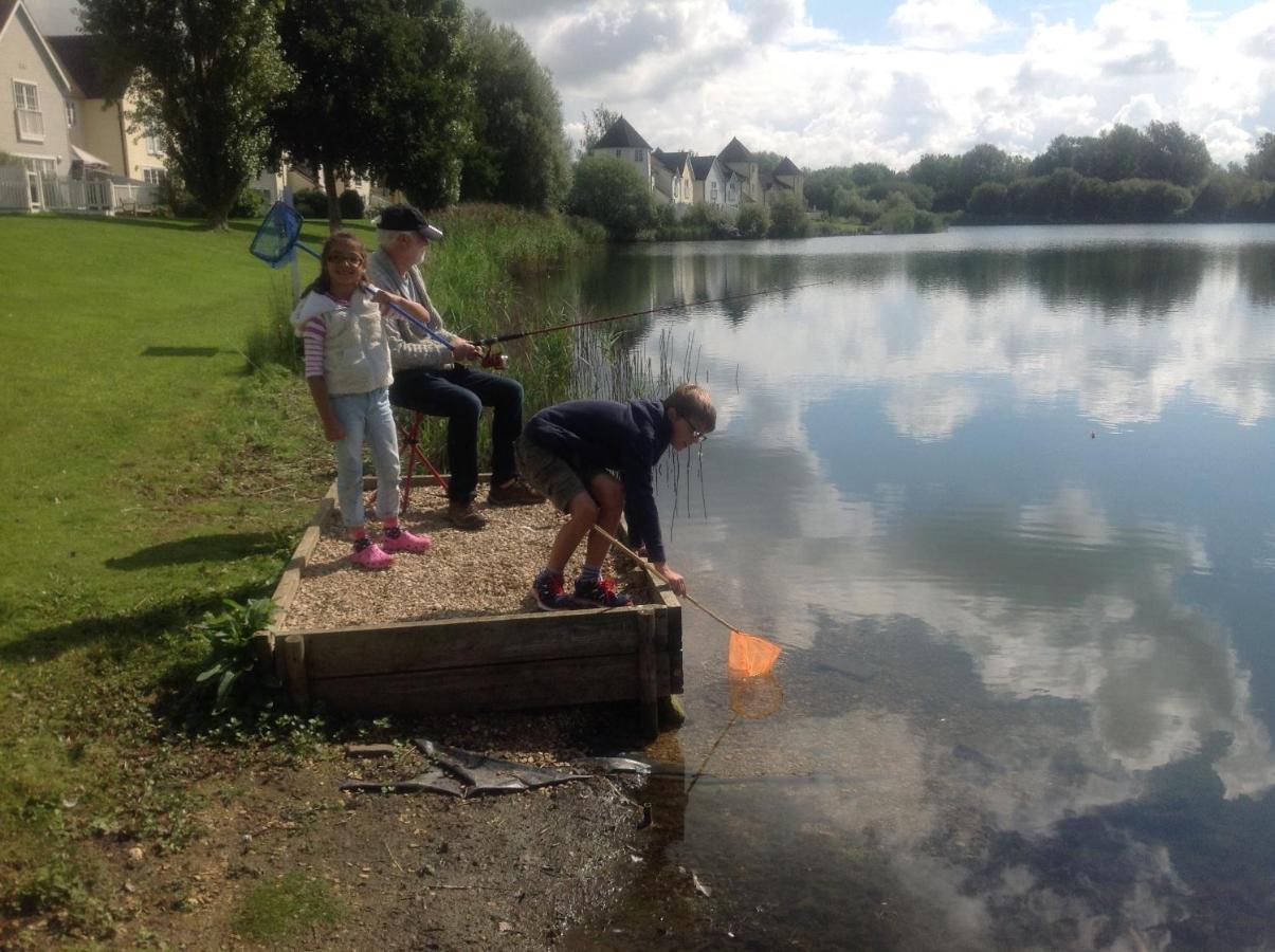 Liming Lodge - Lakeside Home In The Cotswolds South Cerney Eksteriør bilde
