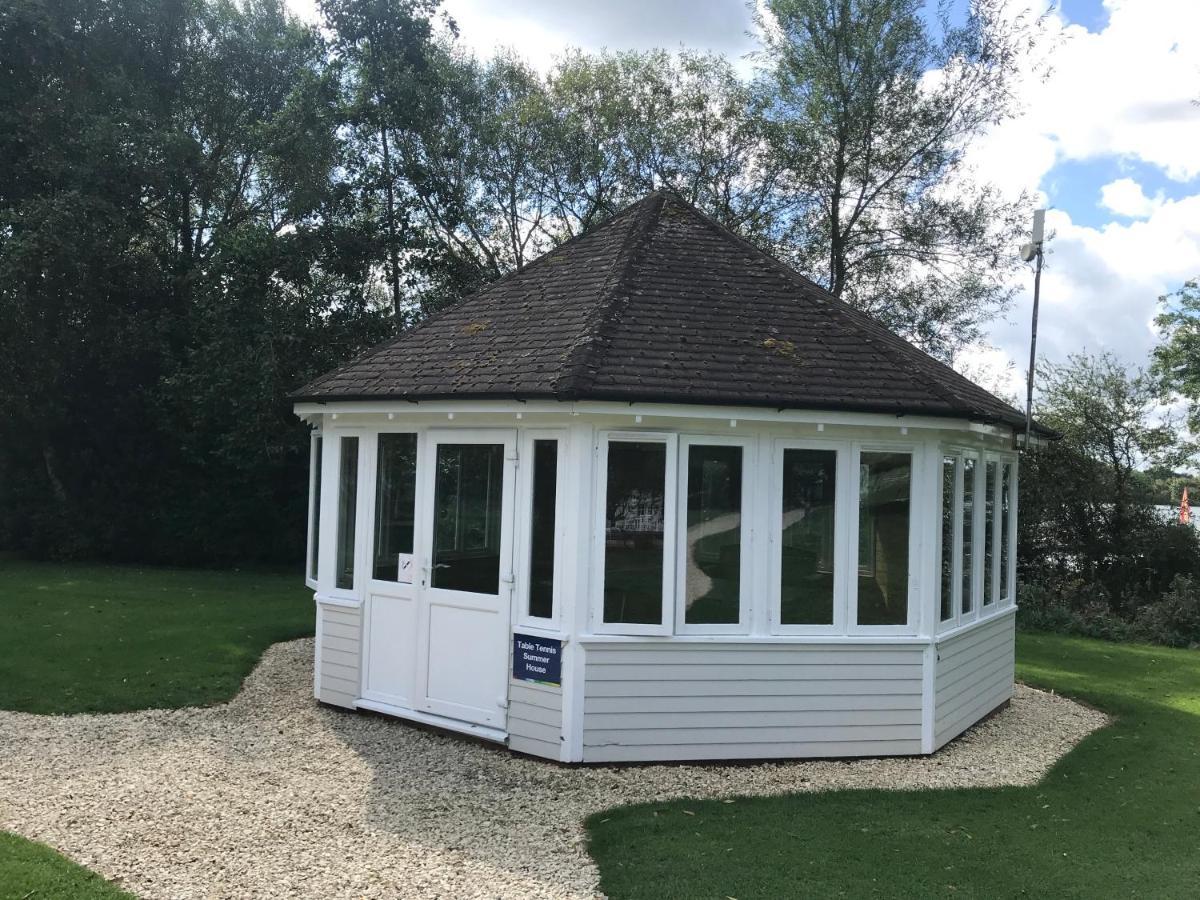 Liming Lodge - Lakeside Home In The Cotswolds South Cerney Eksteriør bilde