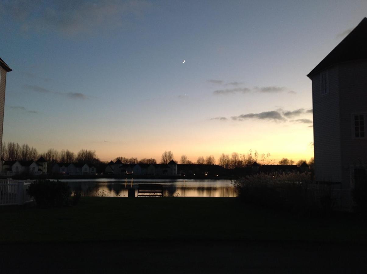 Liming Lodge - Lakeside Home In The Cotswolds South Cerney Eksteriør bilde
