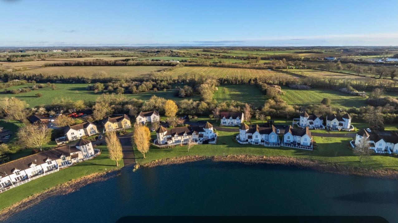 Liming Lodge - Lakeside Home In The Cotswolds South Cerney Eksteriør bilde