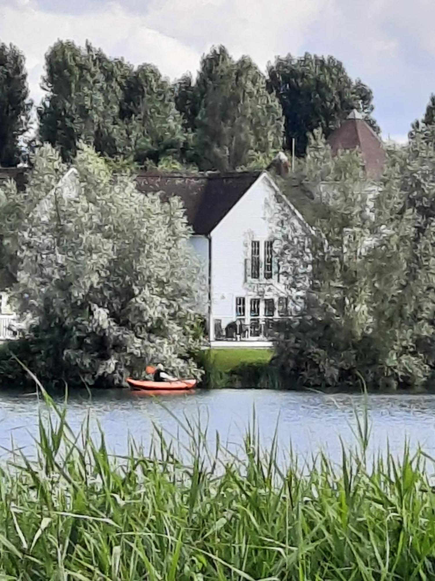 Liming Lodge - Lakeside Home In The Cotswolds South Cerney Eksteriør bilde